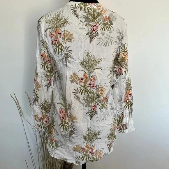 5/20$ Suzy  Shier floral flowy blouse with buttons size medium - Picture 3 of 5